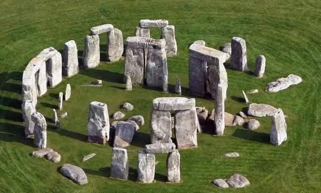 10 Unsolved Mysteries of The World - Stonehenge